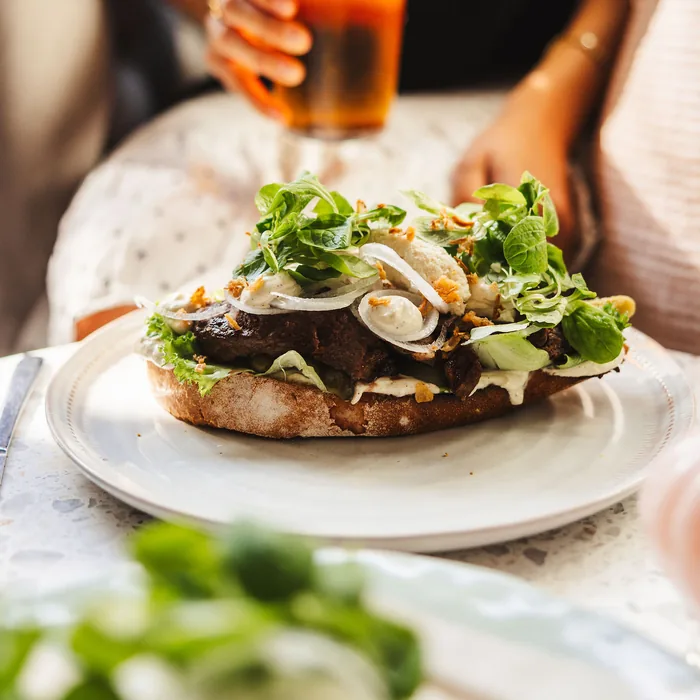 Makka på surdegslevain från brunchmenyn