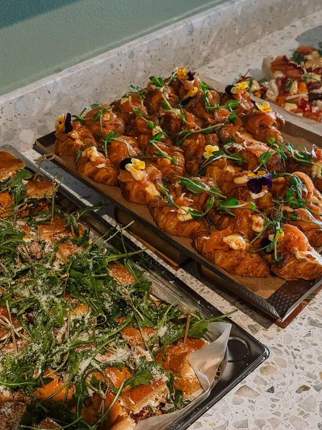 Frukostbuffén med nybakat bröd